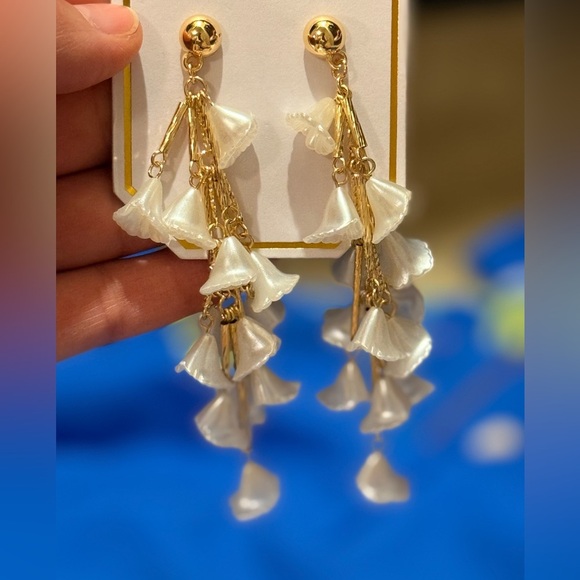 ✨ Mia Charro Pearl Flower Earrings – Elegant & Romantic Design ✨ - Picture 8 of 10